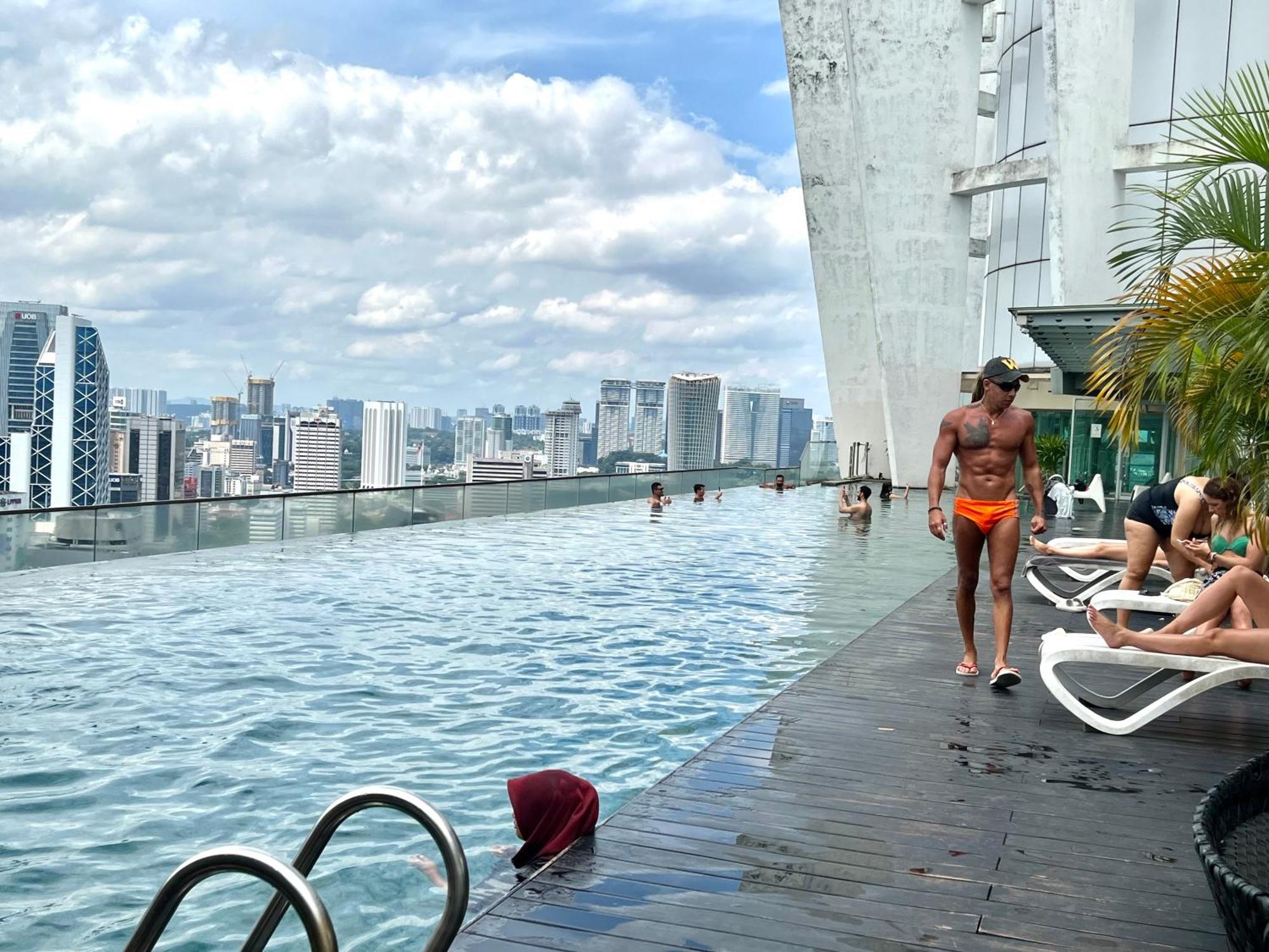 Regalia Sky Pool Klcc By Pasira Home Kuala Lumpur Exterior photo