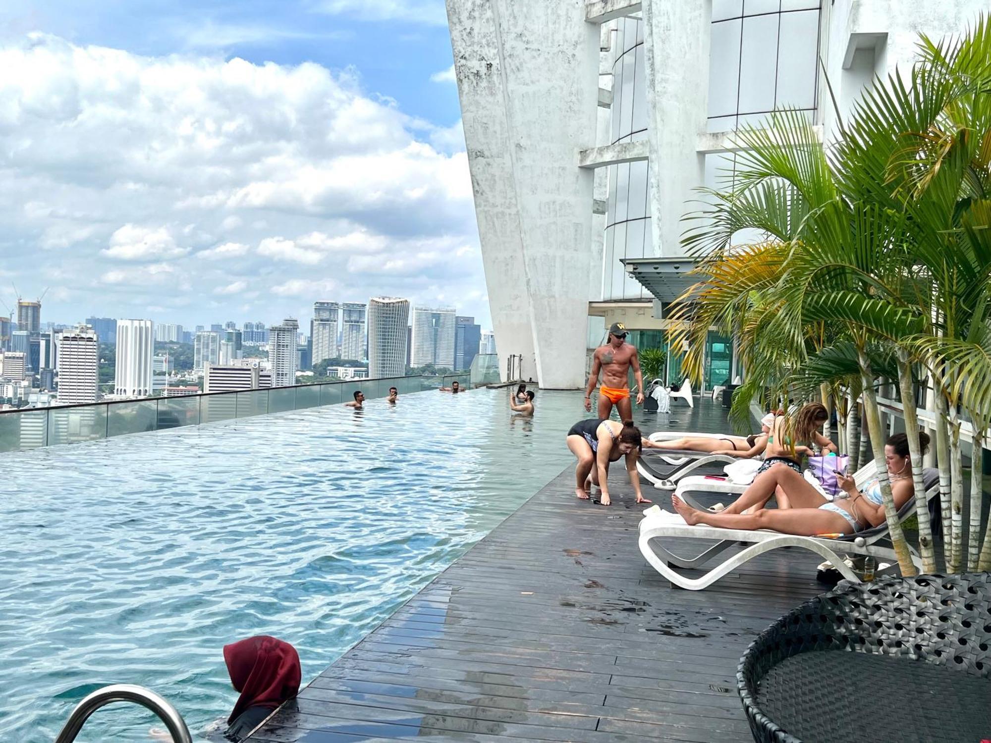 Regalia Sky Pool Klcc By Pasira Home Kuala Lumpur Exterior photo